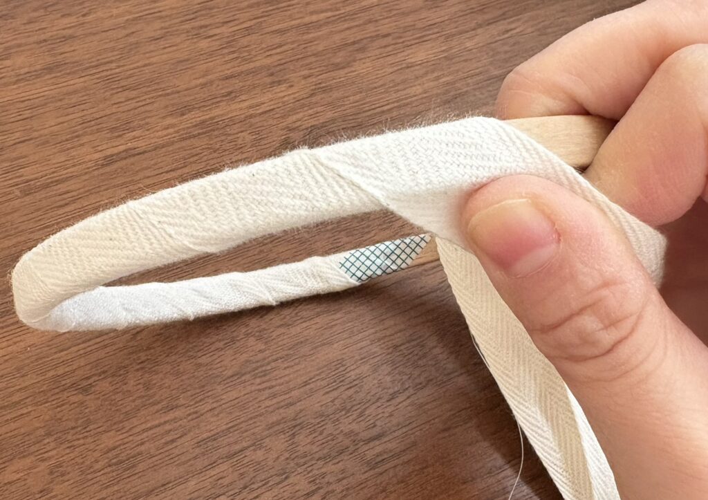 刺繍枠にテープを巻く