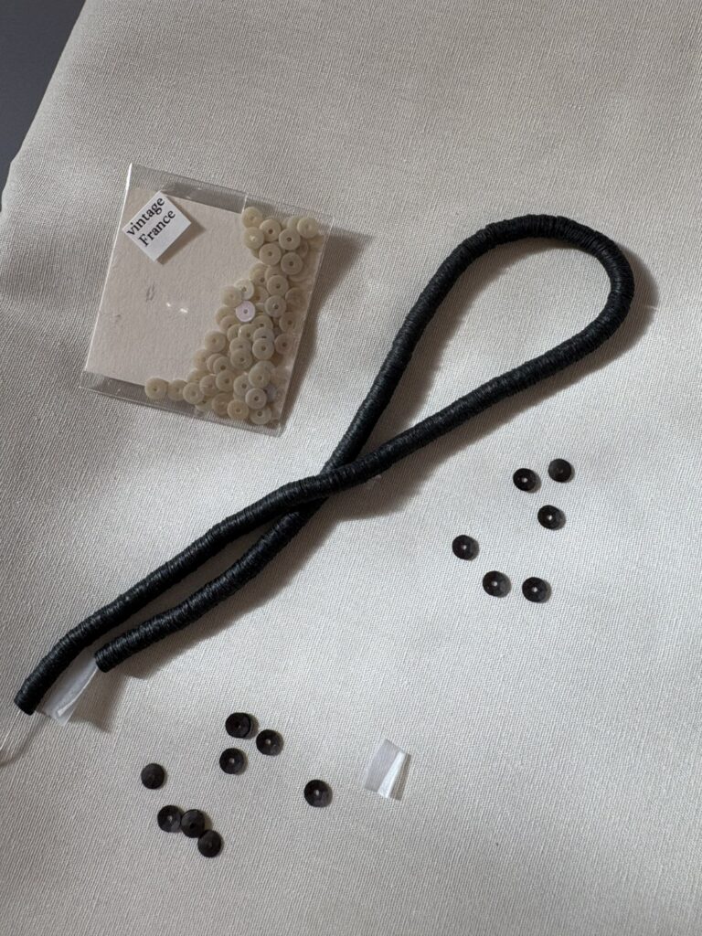 1920年代のヴィンテージゼラチン製スパンコール。実験に使う素材。