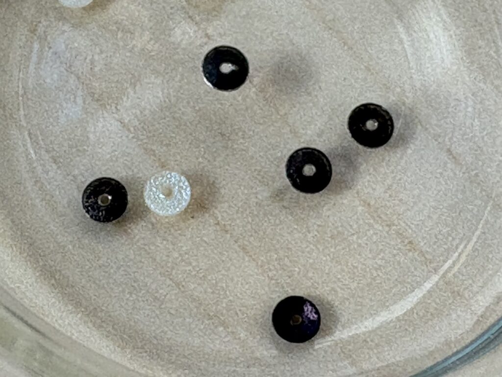 水に浸して5分経過したゼラチン製スパンコール