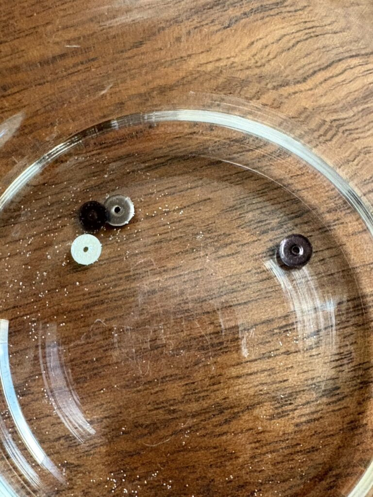 シルバーの色に変化した黒色のスパンコール
